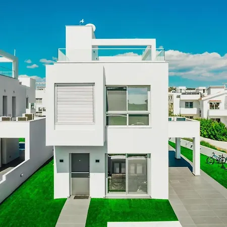 Stunning 3 Bedroom Close To Nissi Beach! 别墅