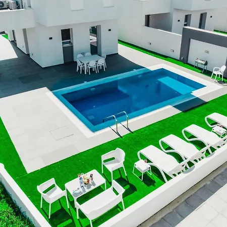 Stunning 3 Bedroom Close To Nissi Beach! Villa