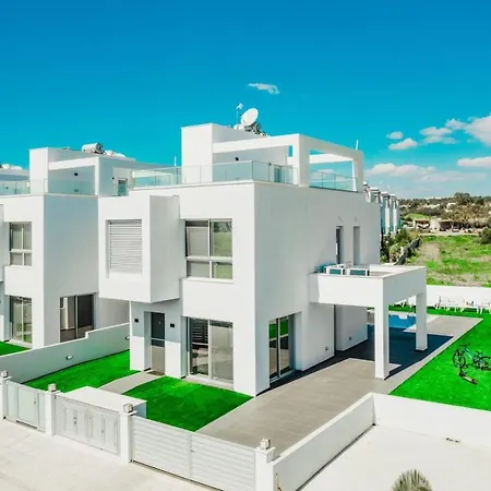 Stunning 3 Bedroom Close To Nissi Beach! Villa *