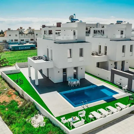 Villa Stunning 3 Bedroom Close To Nissi Beach! *